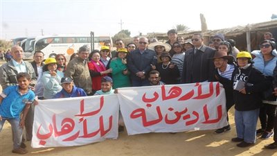 بالصور..  محافظ السويس يرحب بالوفود السياحية لمنطقة عيون موسي