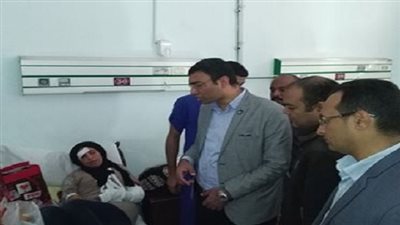 بالصور.. وفد من محافظة السويس يزور مصابي حادث طريق 