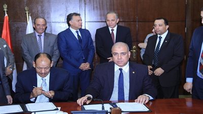 وزير النقل ومحافظ القليوبية يشهدان توقيع بروتوكول تعاون لإنشاء 150 باكية للباعة الجائلين بسور محطة مترو أنفاق شبرا الخيمة 