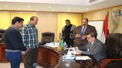 بالصور.. محافظ الفيوم يشدد على التزام سائقي سيارات الأجرة بخطوط السير والتعريفة المقررة