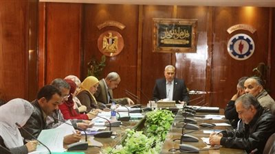 بالصور.. محافظ السويس يبحث هموم 21 مواطنا في اللقاء الجماهيري