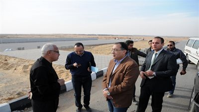 وزير الإسكان يتفقد الطريق الدائرى الجديد بمدينة 6 أكتوبر