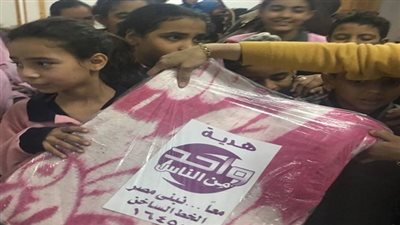 بالصور.. مؤسسة واحد من الناس توزع بطاطين على الايتام بالسبتية لمواجهة موجات البرد 