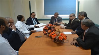 محافظ قنا يبحث تطوير منظومة العمل بمستشفي قفط التعليمي