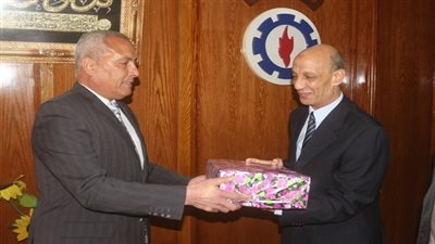 بالصور .. محافظ السويس يكرم المتميزين خلال انعقاد المجلس التنفيذي