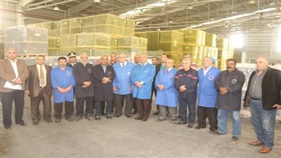 بالصور.. محافظ السويس يتفقد الشركة العربية للزجاج ويكرم عدد من العاملين
