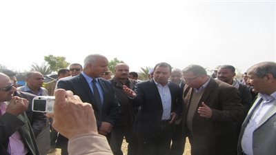 محافظ الأقصر ورئيس جهاز شئون البيئة يشهدان التجربة الأولية لفرم سفير القصب بالاقصر