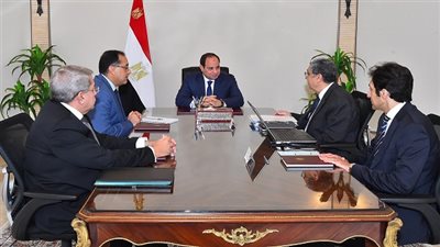السيسي يجتمع مع القائم بأعمال رئيس مجلس الوزراء ووزير الكهرباء ووزير المالية
