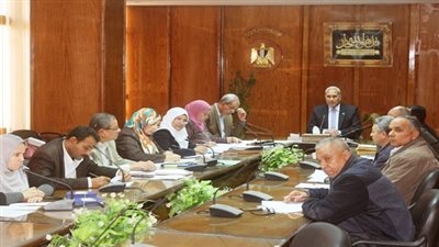 بالصور.. محافظ السويس يبحث هموم 23 مواطنا فى اللقاء الجماهيرى