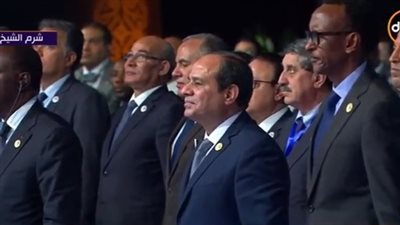 حضور منتدى الكوميسا يقفون دقيقة حدادًا على أرواح ضحايا الإرهاب