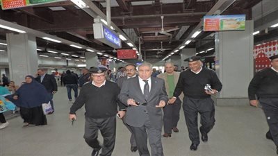 مدير شرطة النقل يتفقد محطة سكك حديد الجيزة ومترو المعادى