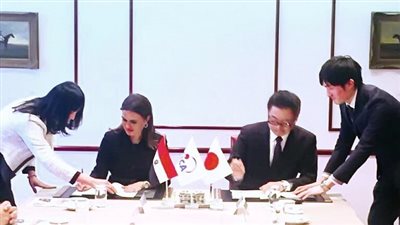 سحر نصر توقع منحة مع 