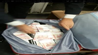 احباط تهريب 52 الف جنية استرلينى مخبأة فى قاع سحرى اسفل حقيبة بمطار القاهرة