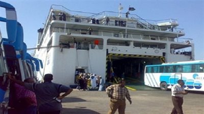 وصول وسفر 967 راكب بميناء سفاجا وتداول 522 شاحنة