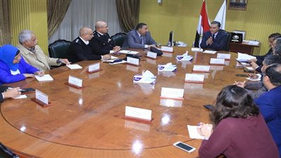 عرفات يجتمع مع قيادات هيئة الطرق والكباري لمتابعة خطة تطوير الطريق الدائري 