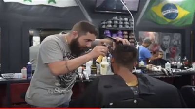 شاهد| أغرب طريقة للحلاقة: البلطة بديلًا للموس