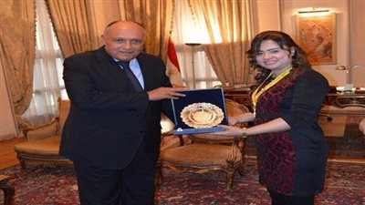 سامح شكري يستقبل بطلة العالم في الكيك بوكسينج