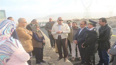 بالصور.. محافظ السويس يتفقد مخرات السيول ويمهل المسئولين اسبوعا لتطهيرها