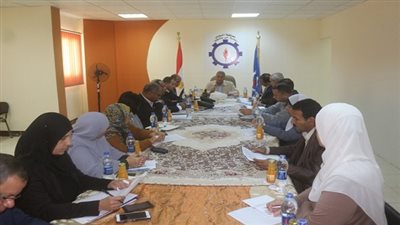 محافظ السويس لرؤساء الاحياء: اطالبكم بفرض الغرامات علي المعتدين بالاشغالات على انهار الشوارع