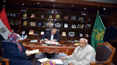 محافظ القليوبية يوفر كشك واعانة مالية لرجل مسن بالخانكة