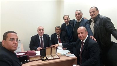 ضبط مشغولات ذهبية ثمينة المرصعة بالأحجار الكريمة 