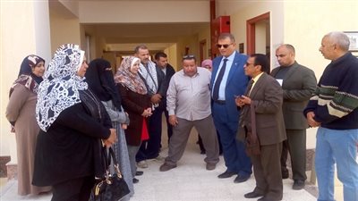 وكيل تعليم السويس يكافىء العاملين باحدى المدارس لتجهيزهم المدرسة للامتحانات