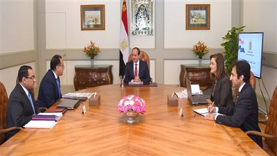 السيسي يعقد اجتماعاً مع القائم بأعمال رئيس مجلس الوزراء ووزيرة التخطيط