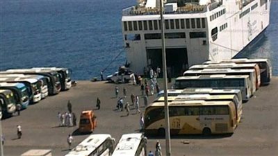 وصول و سفر 941 راكب بميناء سفاجا و تداول 464 شاحنة 