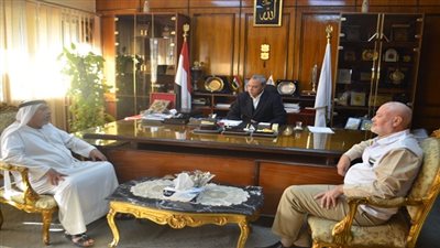 محافظ قنا يستقبل وفد مؤسسة آل مكتوم الخيرية