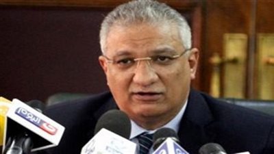 سكرتير عام محافظة المنيا يسلم مساعدات مالية لـ400 طفل يتيم