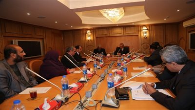 محافظ قنا يعقد اجتماع مجلس الصحة الإقليمي