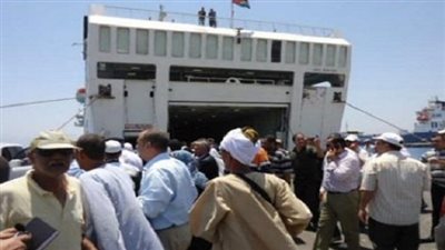 وصول وسفر 641 راكب بميناء سفاجا وتداول 465 شاحنة