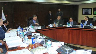 عرفات يجتمع مع مجلس إدارة الشركة القابضة لمشروعات الطرق والكبارى والنقل البرى 