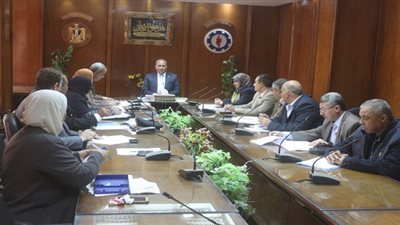 محافظ السويس يبحث هموم 18 مواطنا فى لقاء الجماهيرى الاسبوعى