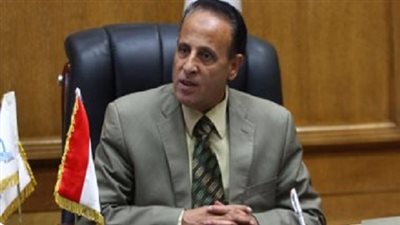 رئيس هيئة السكة الحديد يستقل كابينة الجرار في جولة مفاجأة تفقد فيها المنطقة الوسطى بأسيوط 