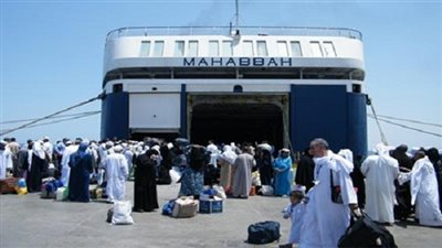 وصول وسفر 1182 راكب بميناء سفاجا وتداول 440 شاحنة