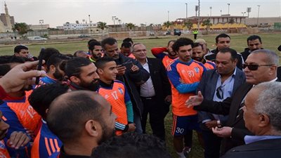 بالصور.. محافظ السويس يشد من آزر لاعبى المنتخب ويطالبهم بالصعود للدورى الممتاز