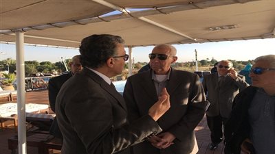 عرفات يتابع الأعمال الجارية لازالة الاختناقات الملاحية بكوم امبو بمحافظة أسوان 