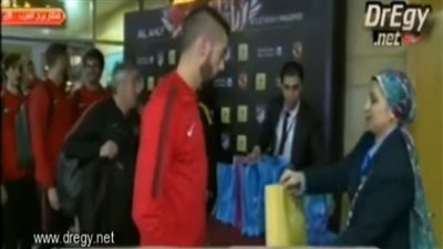 شاهد| موقف طريف للاعب أتليتكو بالمطار: 