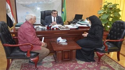 محافظ الفيوم يستقبل أسرة شهيد الحادث الإرهابي بسيناء