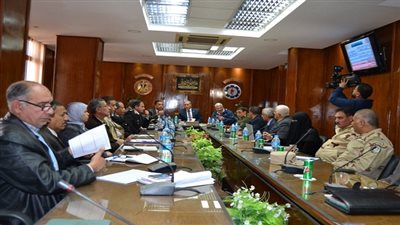 محافظ السويس ورئيس هيئة الطرق بالجيش الثالث يبحثان أعمال الرصف لطرق المحافظة