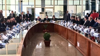 وزير التجارة والصناعة يسلم 28 خطاب تخصيص اراضي بالمجان بمحافظة قنا