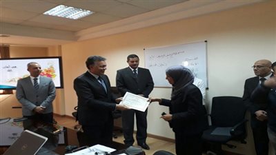 عرفات يسلم شهادات دورة أطر الحوكمة الرشيدة في إدارة المؤسسات العامة والشركات
