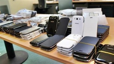 ضبط  كمية من الهواتف المحمولة مهربة بمطار القاهرة