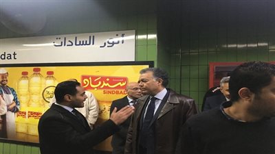وزير النقل في جولة مفاجئة لمحطة السادات بمترو الأنفاق 