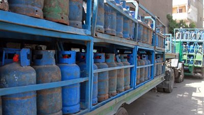 انقلاب سيارة محملة اسطوانات غاز.. هل إنفجرت؟