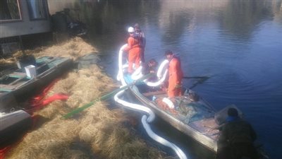 البيئة: استمرار اعمال مكافحة تلوث زيتى بنيل منيل الروضة