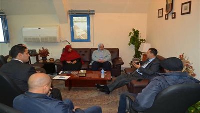 عبد الغفار يستعرض تقريراً حول آليات التعاون مع وزارة التجارة والصناعة