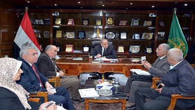 محافظ القليوبية يلتقي بممثل من مجلس الوزراء للإسراع  بأعمال تطوير مستشفي بنها التعليمي