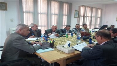 محافظ السويس يؤكد علي إستكمال طريق السويس/ القاهرة القديم فى مؤتمرة الاسبوعى